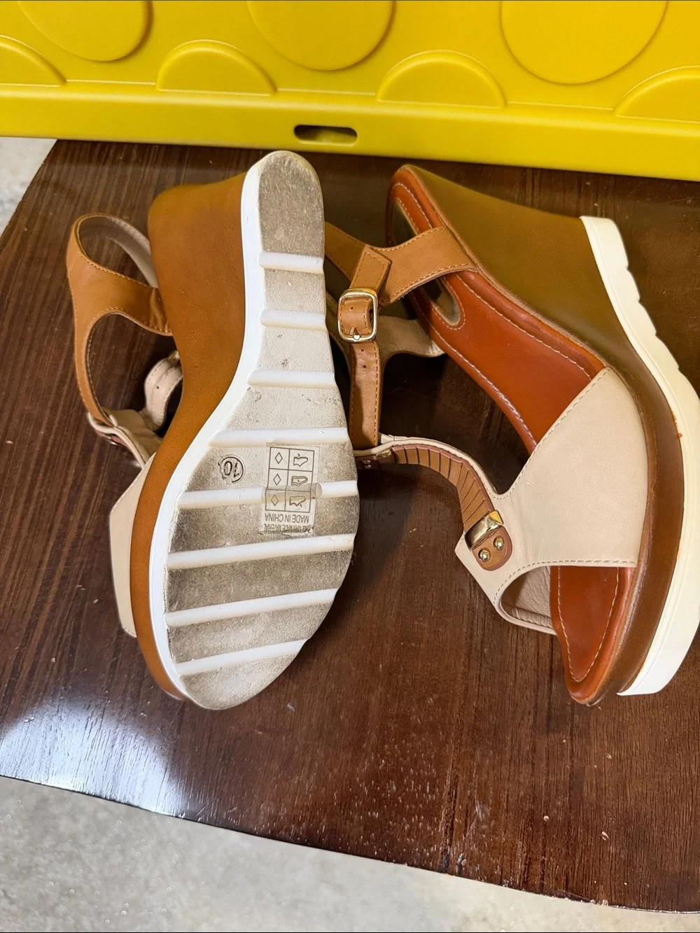 Godiva Women’s Tan and Cream Platform Wedge Sandals Size 10